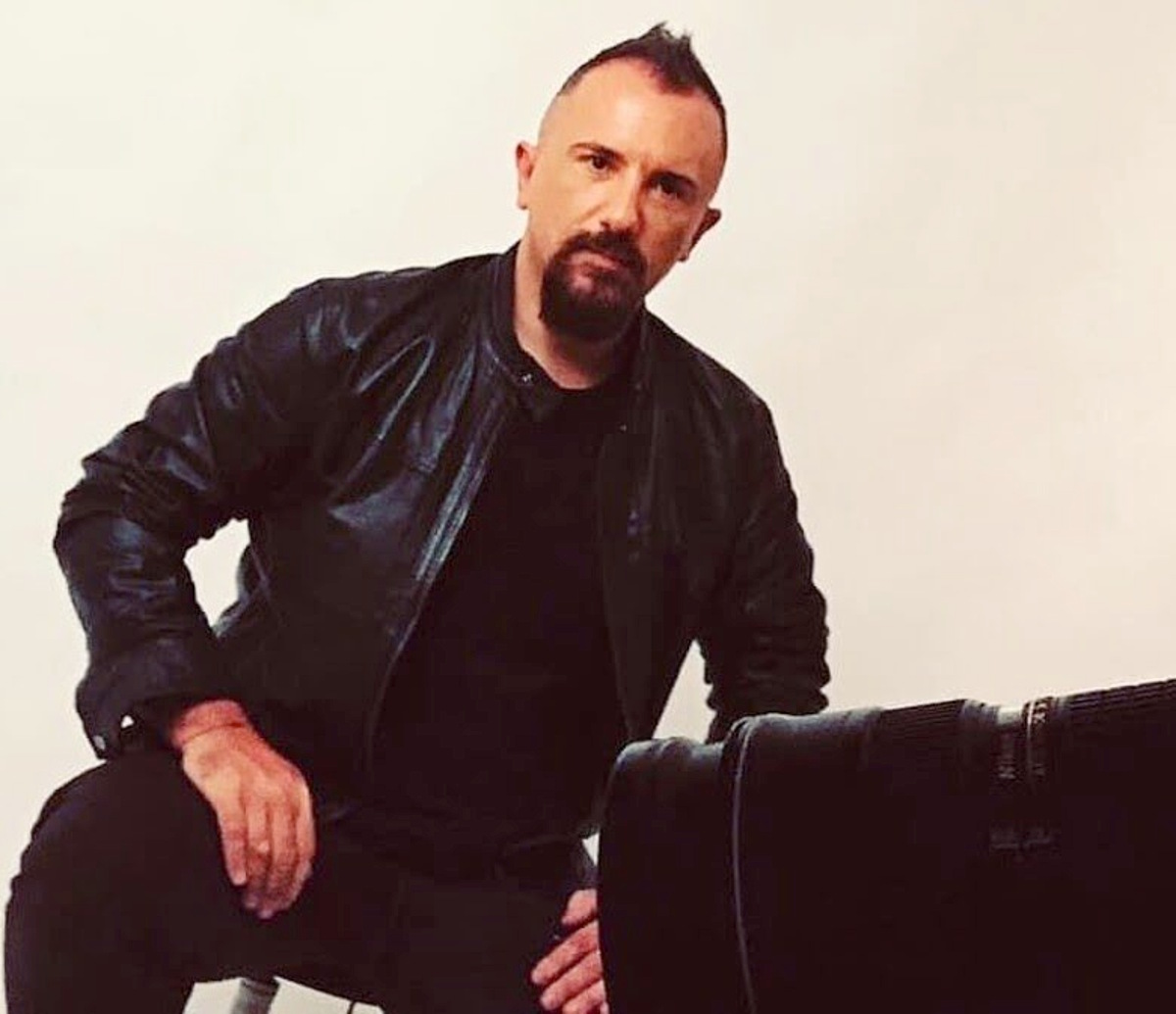 Roma ha un nuovo vampiro e canta, recita, doppia: il cantautore Simone Barotti firma il debutto letterario più eclettico del 2026 con Scatole Parlanti