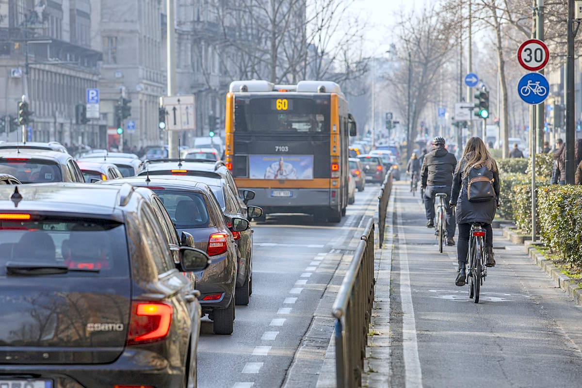 Mobilità sostenibile, l’Italia resta in ritardo: troppe auto e trasporto pubblico insufficiente. Il rapporto MobilitAria 2026 lancia l’allarme