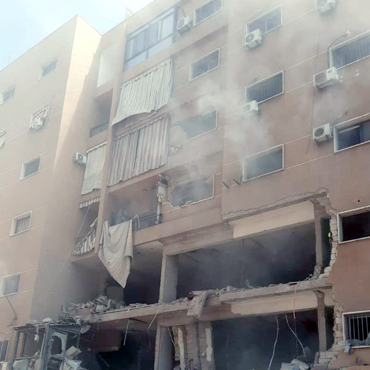 Israele colpisce Beirut senza preavviso: due morti, venti feriti. L’Iran minaccia ritorsioni, Washington tace