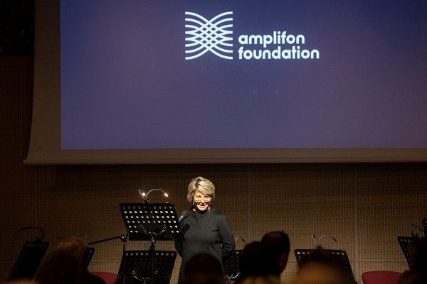 Fondazione Amplifon, Susan Carol Holland: un tour virtuale alla Biennale per 30.000 anziani